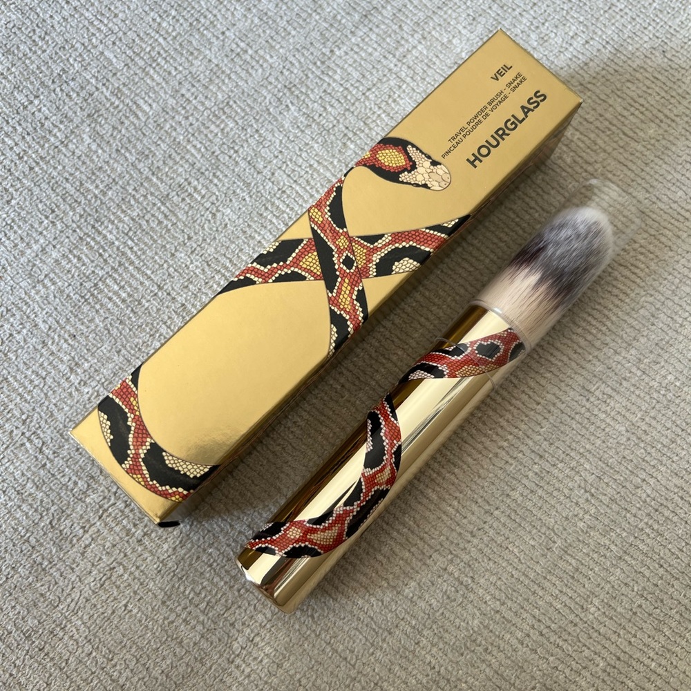 HOURGLASS VEIL TRAVEL POWDER BRUSH - SNAKE
